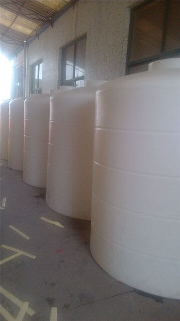 醫(yī)藥化工領域的關鍵存儲設備 耐酸堿儲罐與滾塑容器